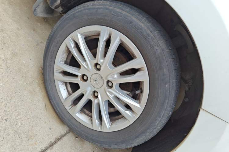 Used Haima M3 2017 1.5L Manual Luxury Version Right Front Wheel Hub