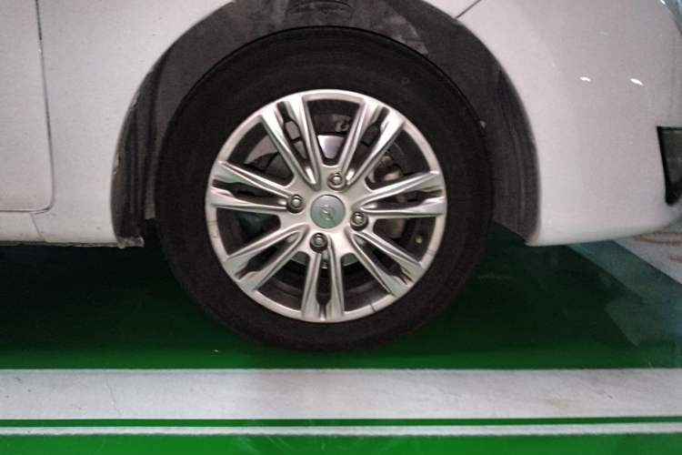 Used Haima M3 2017 1.5L Manual Luxury Version Right Front Wheel Hub