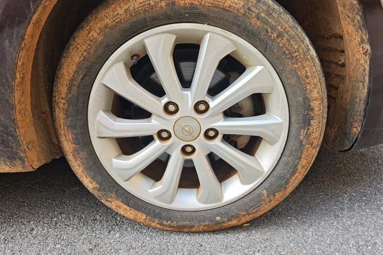 Used Haima M6 2015 1.5T CVT Luxury Model Right Front Wheel Hub