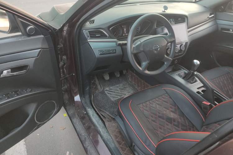 Used Haima M6 2017 1.6L Manual Comfort Model Interior 2