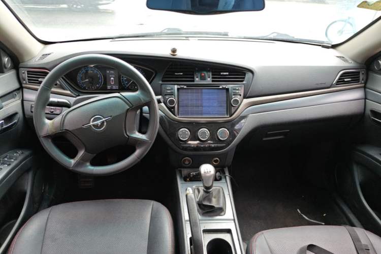 Used Haima M6 2017 1.6L Manual Comfort Model Center Console