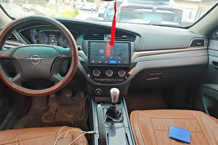 Used Haima M6 2017 1.6L Manual Comfort Model Center Console
