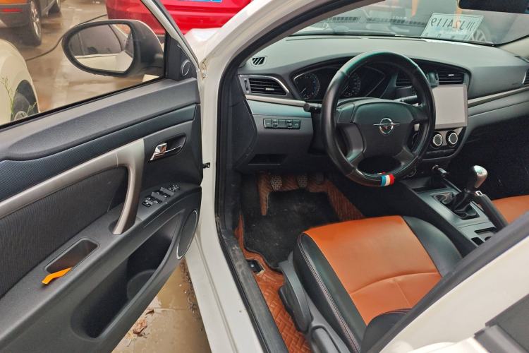 Used Haima M6 2017 1.6L Manual Comfort Model Interior 2