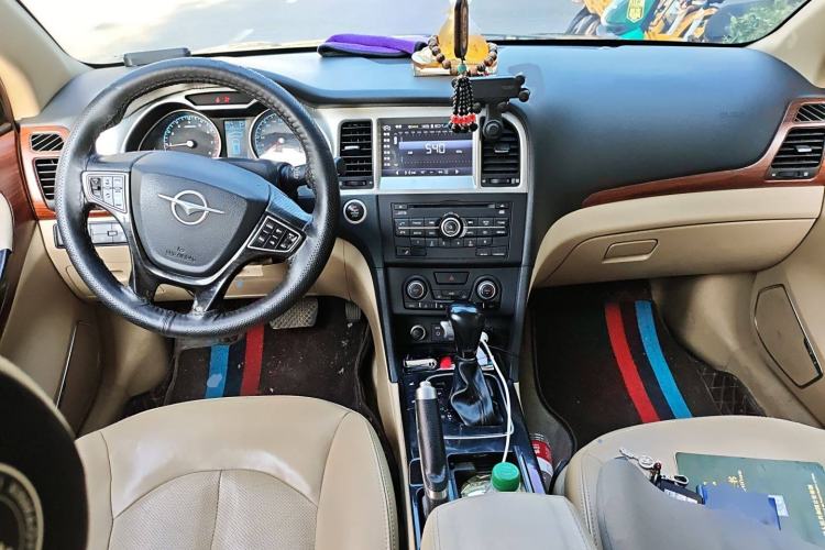 Used Haima M8 2014 2.0L Automatic Luxury Version Center Console