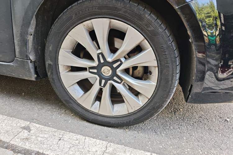 Used Haima M8 2014 2.0L Automatic Luxury Version Right Front Wheel Hub