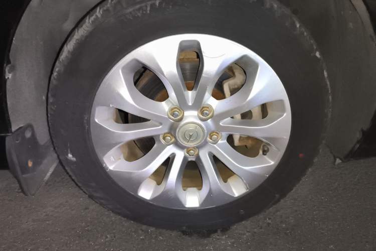 Used Haima M8 2014 2.0L Manual Comfort Edition Right Front Wheel Hub