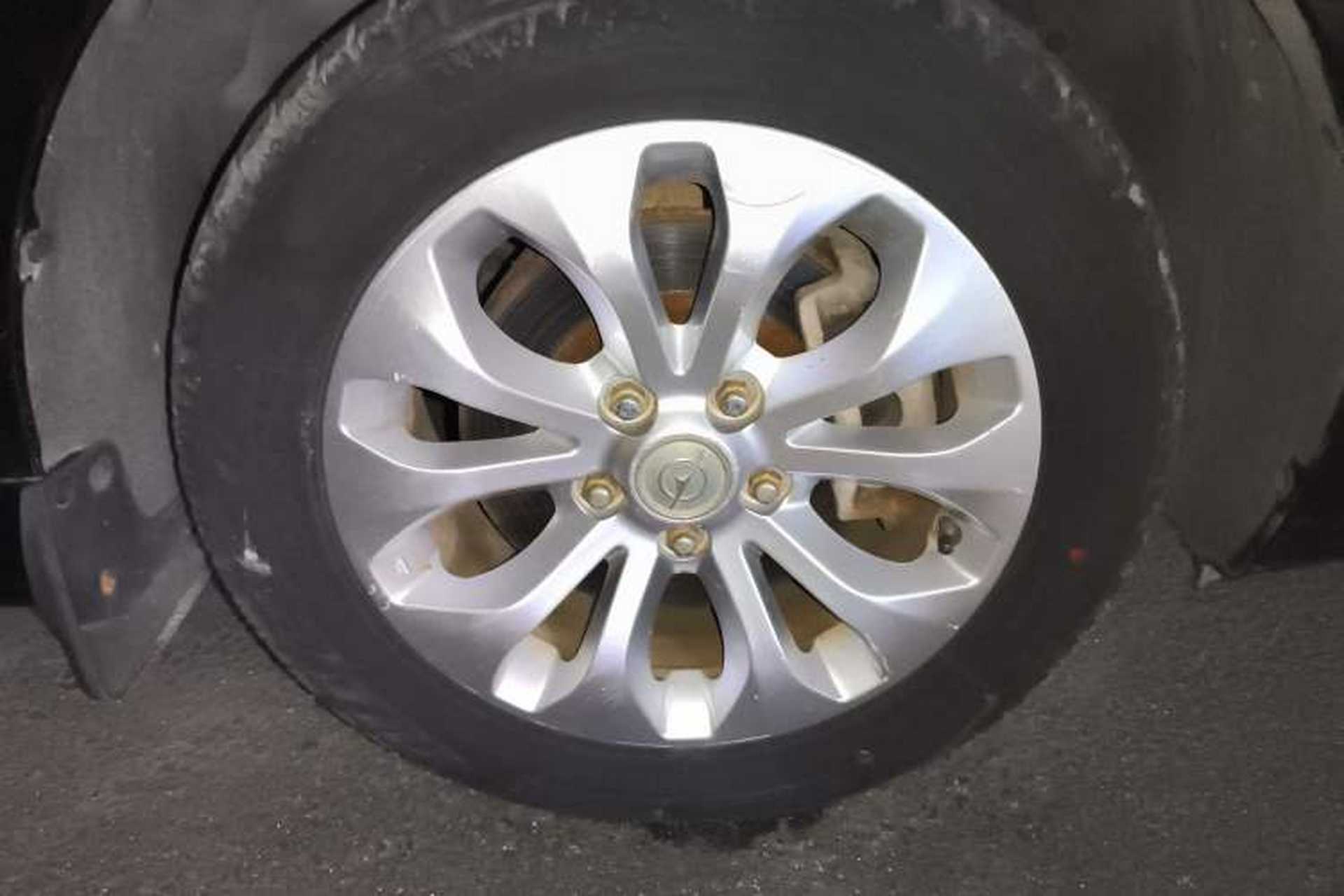 Used Haima M8 2014 2.0L Manual Comfort Edition Right Front Wheel Hub
