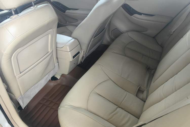 Used Haima M8 2014 2.0L Automatic Luxury Version Interior 3