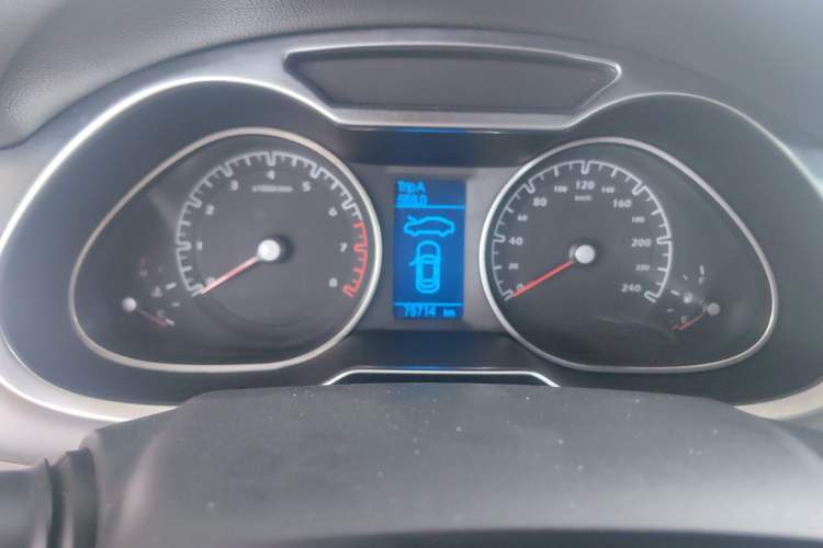 Used Haima M8 2014 2.0L Automatic Luxury Version Odometer Close Up