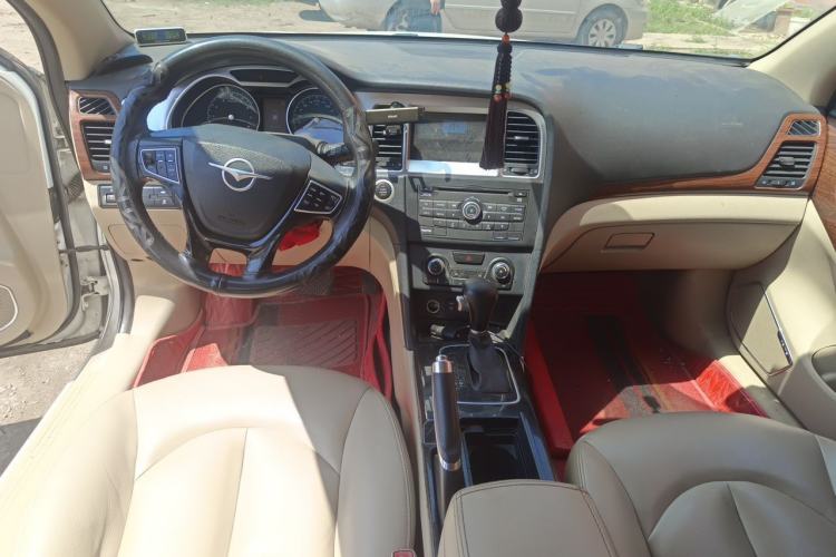 Used Haima M8 2015 1.8T Automatic Comfort Model Center Console
