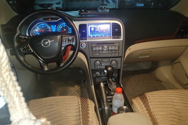 Used Haima M8 2015 1.8T Automatic Comfort Model Center Console