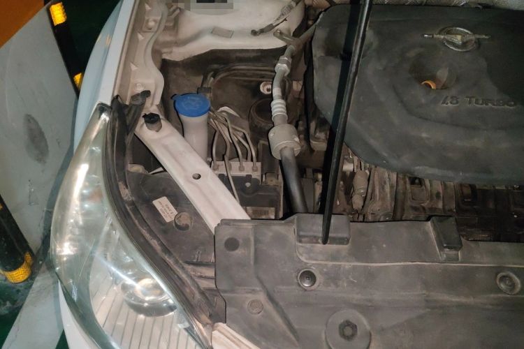 Used Haima M8 2015 1.8T Automatic Comfort Model Engine Bay Right