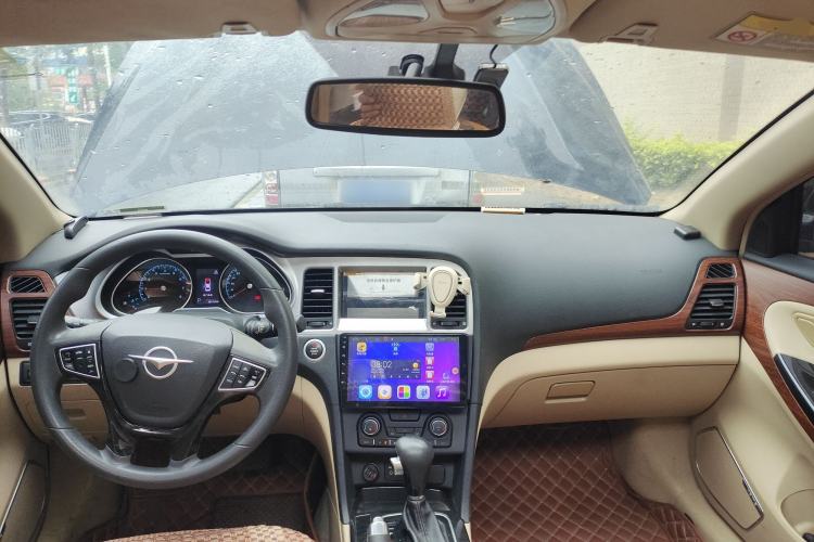 Used Haima M8 2017 1.8T Automatic Model Center Console