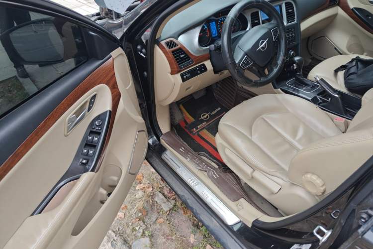 Used Haima M8 2017 1.8T Automatic Model Interior 3