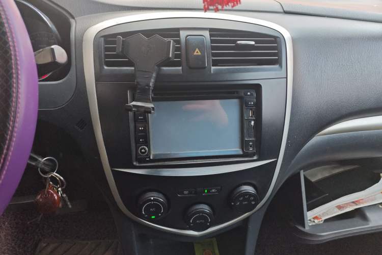 Used Haima Puxima 2010 1.8L Automatic 7-Seater Luxury Audio And AC Panel