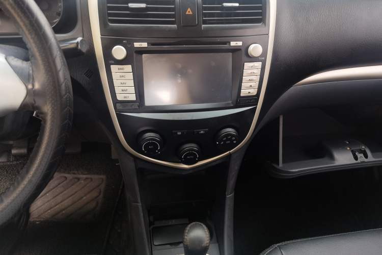 Used Haima Puxima 2010 1.8L Automatic 7-Seater Luxury Audio And AC Panel