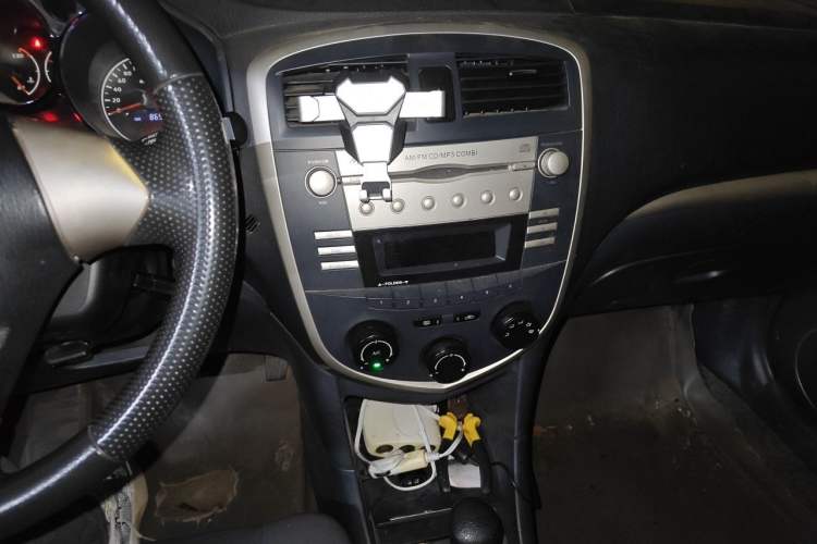 Used Haima Puxima 2010 1.6L Automatic 5-Seater Comfort Trim Audio And AC Panel