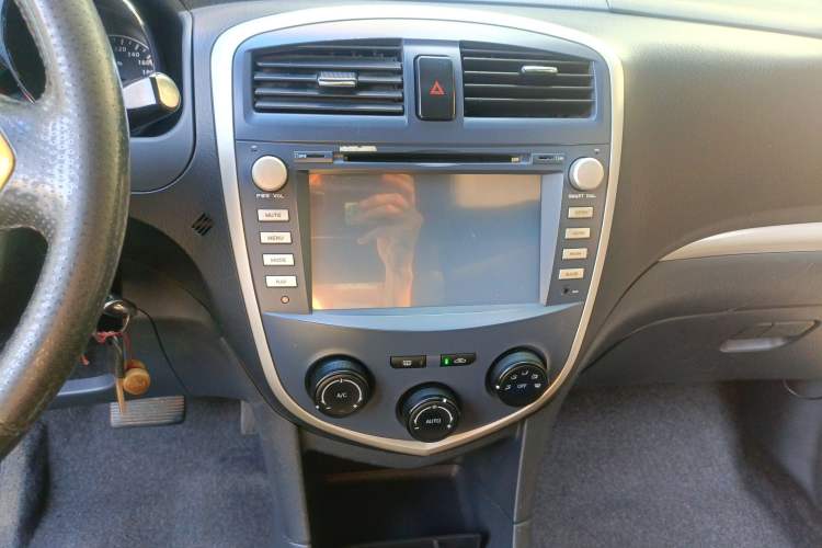 Used Haima Puxima 2012 1.8L Automatic 7-Seater Deluxe Edition Audio And AC Panel