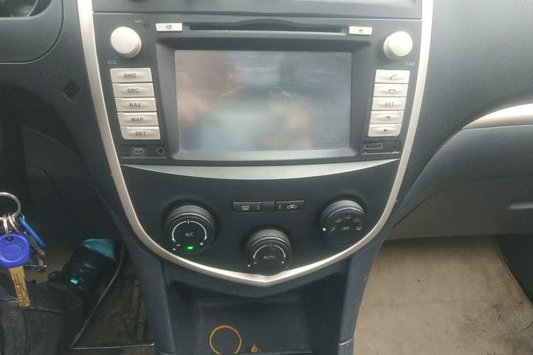Used Haima Puxima 2012 1.8L Automatic 7-Seater Deluxe Edition Audio And AC Panel