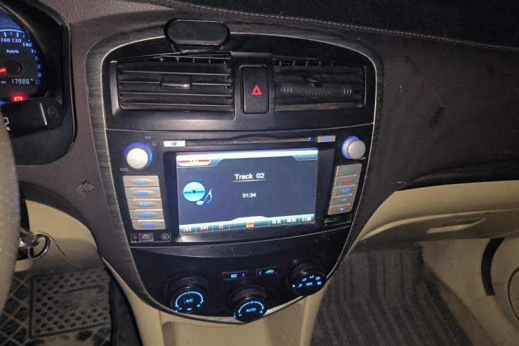 Used Haima Puxima 2012 1.8L Automatic 7-Seater Deluxe Edition Audio And AC Panel