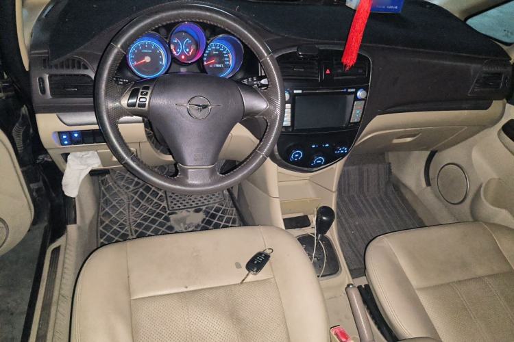Used Haima Puxima 2012 1.8L Automatic 7-Seater Deluxe Edition Center Console