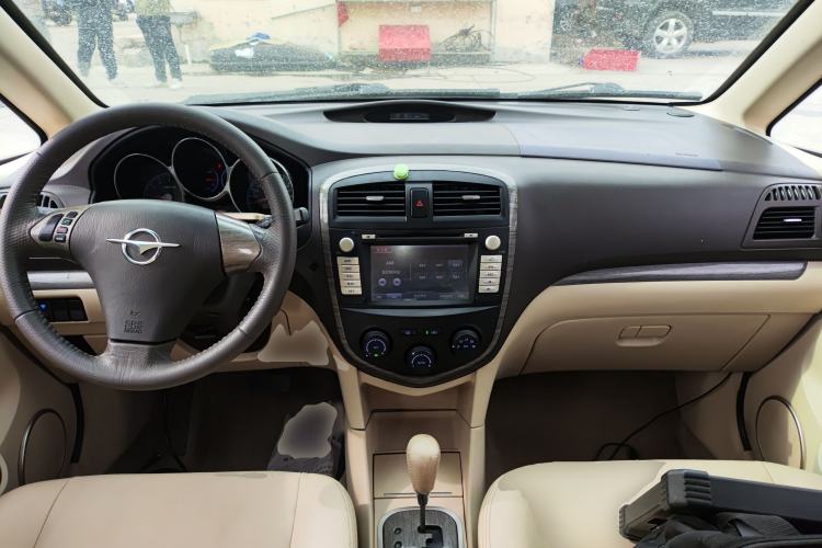 Used Haima Puxima 2013 1.8L Automatic 7-Seater Deluxe Edition Center Console