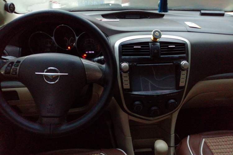 Used Haima Puxima 2013 1.6L Automatic 7-Seater Enjoyment Edition Center Console