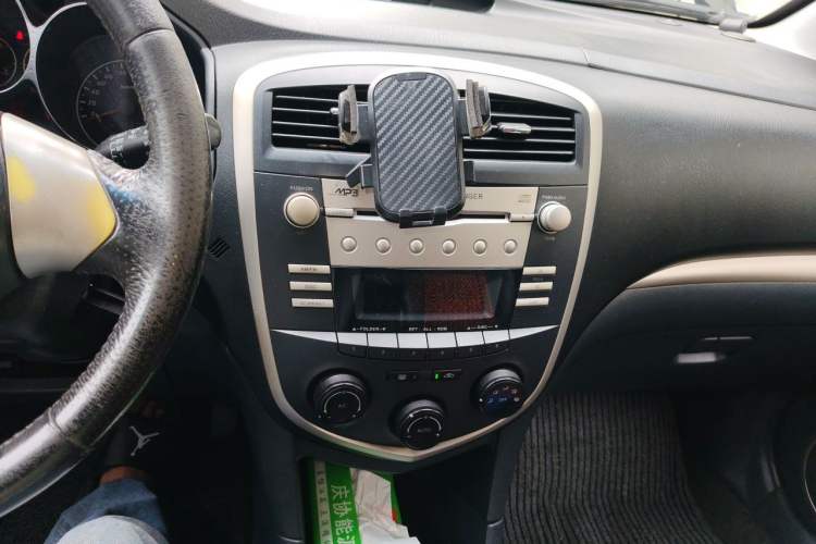 Used Haima Puxima 2014 1.8L Automatic 7-Seater Deluxe Edition Audio And AC Panel