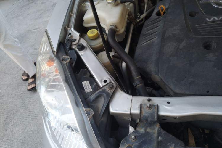 Used Haima Qishi 2010 2.0L Urban Elite Edition Engine Bay Right