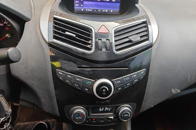 Used Haima S5 2015 1.5T Manual Smart Luxury Sport Edition Audio And AC Panel