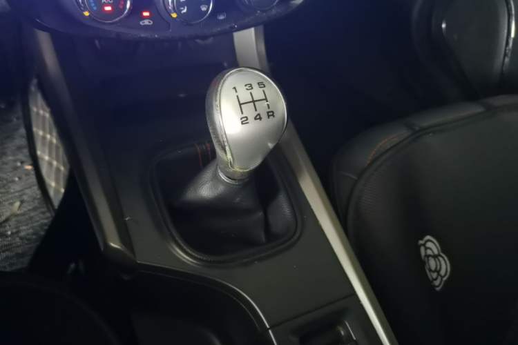 Used Haima S5 2015 1.6L Manual Luxury Model with Sunroof Gear Lever