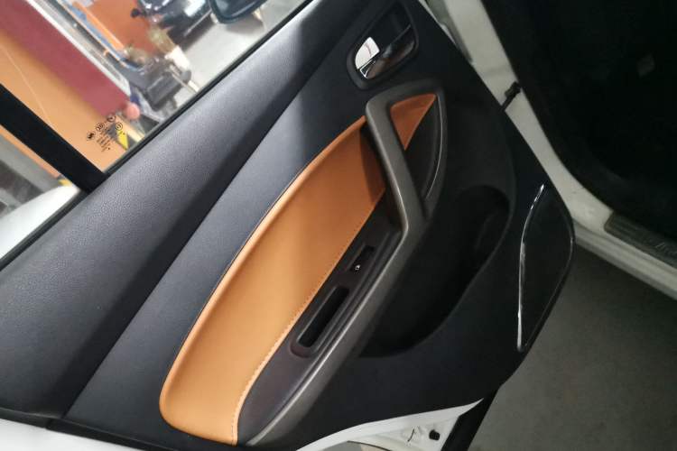 Used Haima S5 2016 1.6L Manual Luxury Tech Edition Interior 8