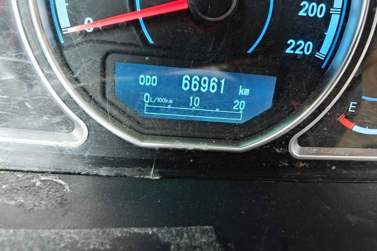 Used Haima S7 2013 2.0L Manual ZhiShang Version Odometer Close Up