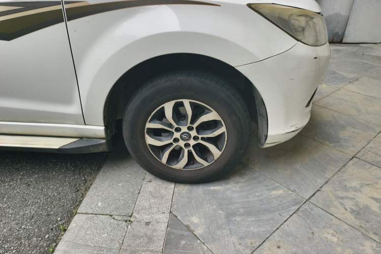 Used Haima S7 2015 2.0L Automatic ZhiShang Version Right Front Wheel Hub