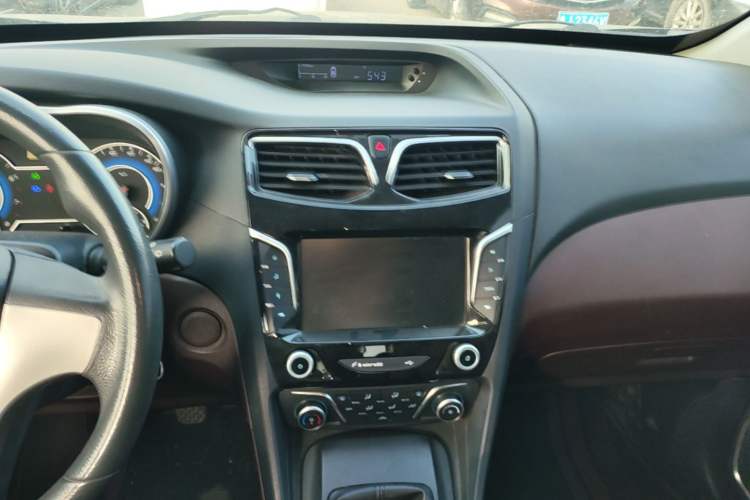 Used Haima V70 2016 2.0L Manual - Enjoyment Version 6 Seats Audio And AC Panel