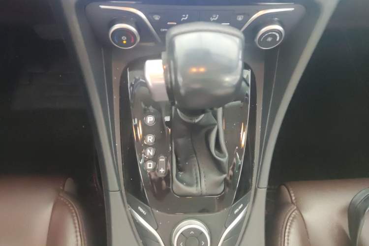 Used Haima V70 2016 1.5T Automatic "Comfort & Enjoyment" 6-Seater Gear Lever
