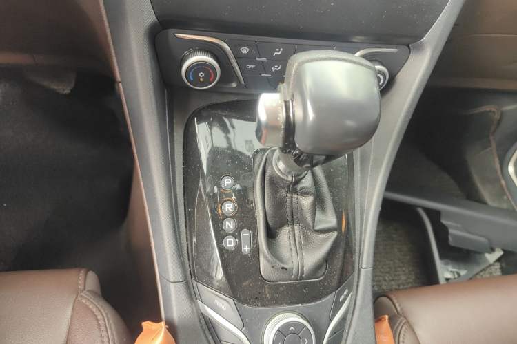 Used Haima V70 2016 1.5T Automatic Comfort Plus 7-Seater Gear Lever