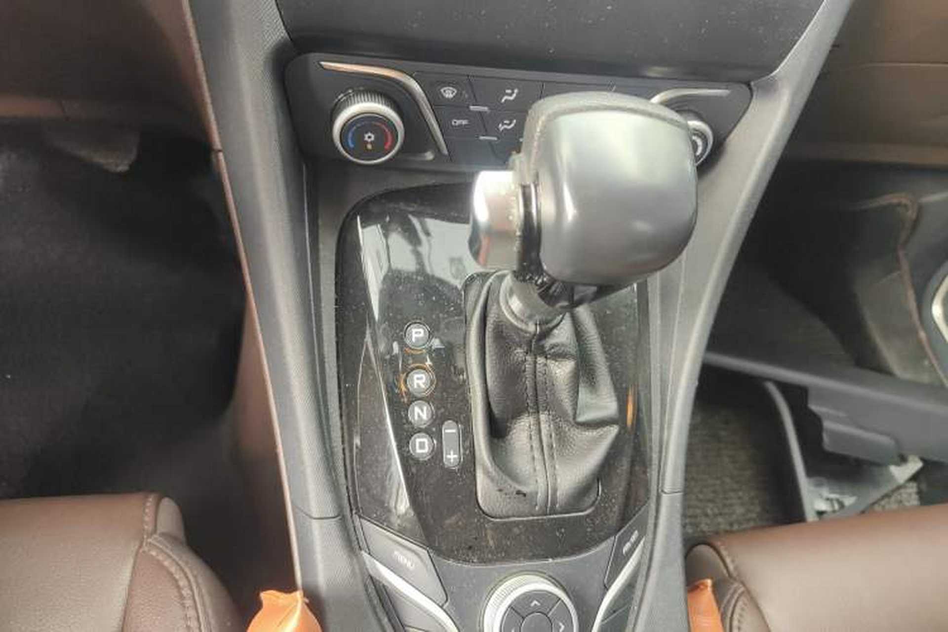 Used Haima V70 2016 1.5T Automatic Comfort Plus 7-Seater Gear Lever