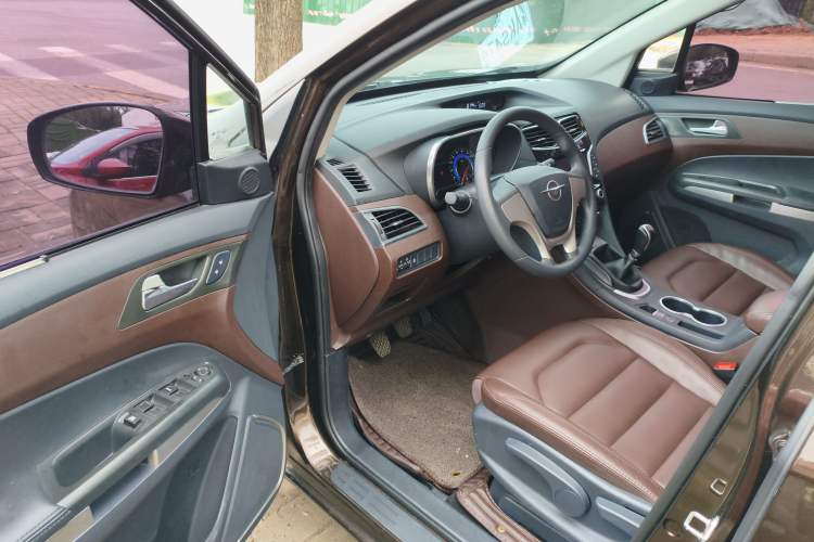 Used Haima V70 2016 2.0L Manual - Enjoyment Version 6 Seats Interior 2