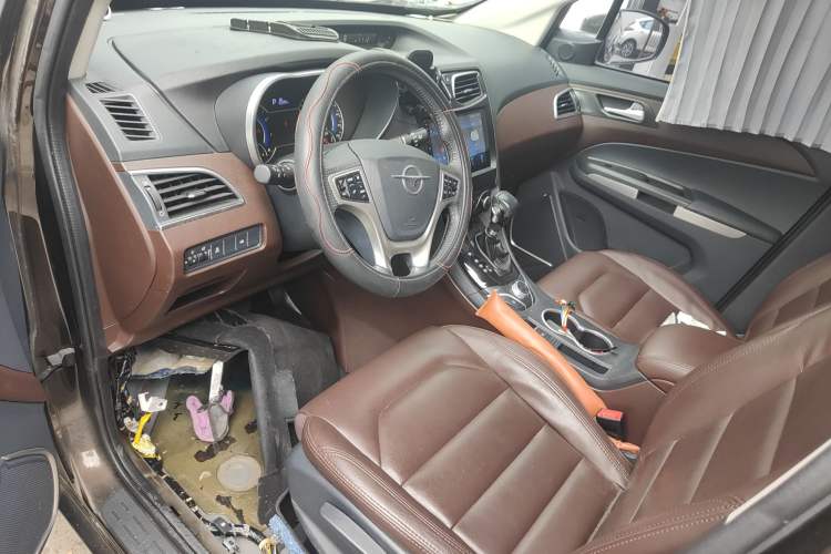 Used Haima V70 2016 1.5T Automatic Comfort Plus 7-Seater Interior 3