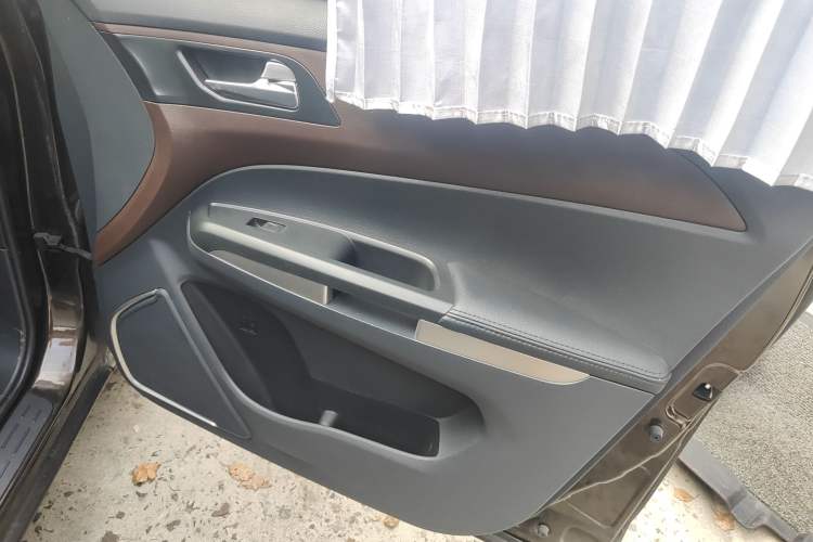 Used Haima V70 2016 1.5T Automatic Comfort Plus 7-Seater Interior 5