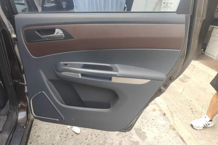 Used Haima V70 2016 1.5T Automatic Comfort Plus 7-Seater Interior 6