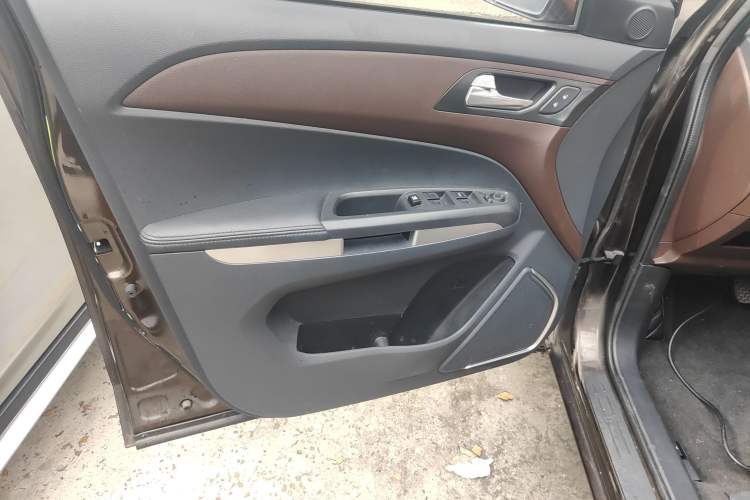 Used Haima V70 2016 1.5T Automatic Comfort Plus 7-Seater Interior 7