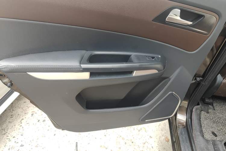 Used Haima V70 2016 1.5T Automatic Comfort Plus 7-Seater Interior 8