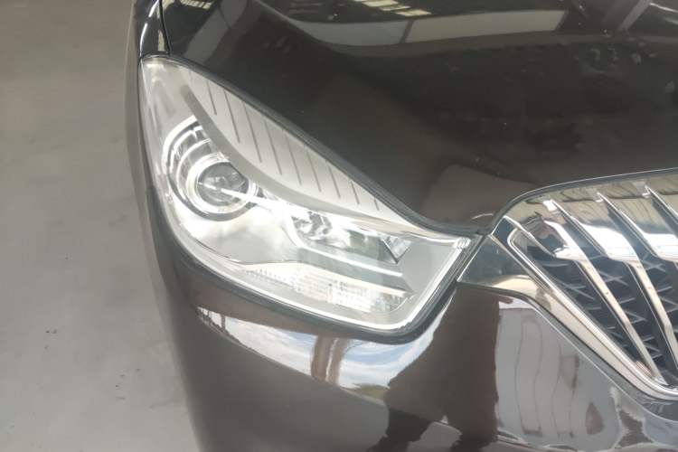 Used Haima V70 2016 1.5T Automatic "Comfort & Enjoyment" 6-Seater Right Front Headlight