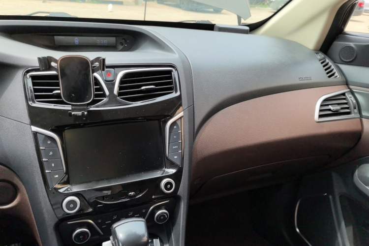 Used Haima V70 2016 1.5T Automatic Comfort Plus 7-Seater Audio And AC Panel