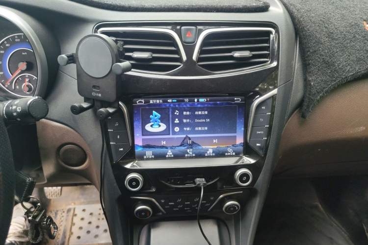 Used Haima V70 2016 2.0L Manual - Enjoyment Version 6 Seats Audio And AC Panel