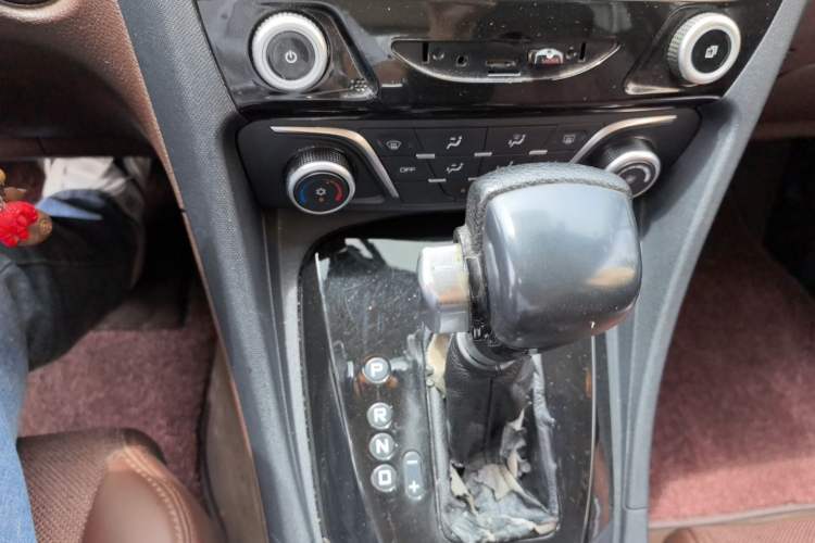 Used Haima V70 2016 1.5T Automatic Comfort Plus 7-Seater Gear Lever