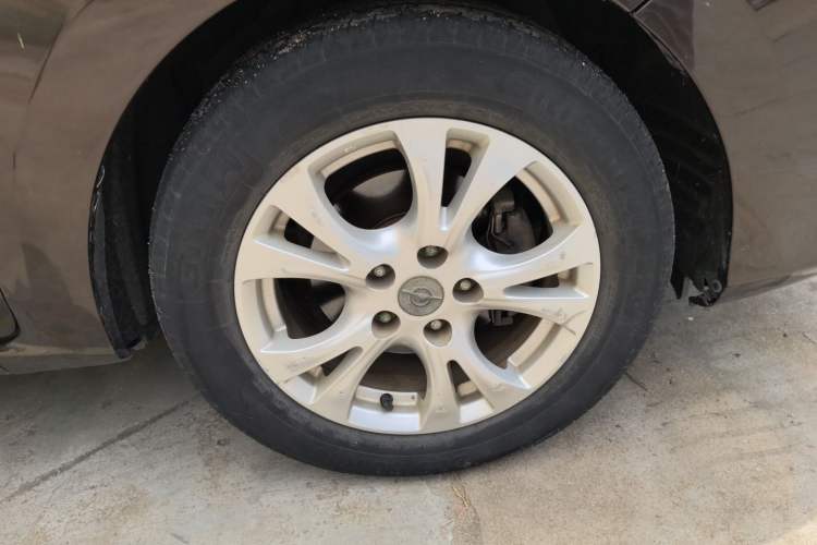 Used Haima V70 2016 1.5T Automatic Comfort Plus 7-Seater Right Front Wheel Hub