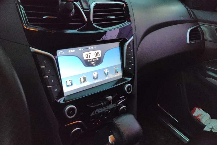 Used Haima V70 2016 1.5T Automatic Comfort Plus 7-Seater Audio And AC Panel